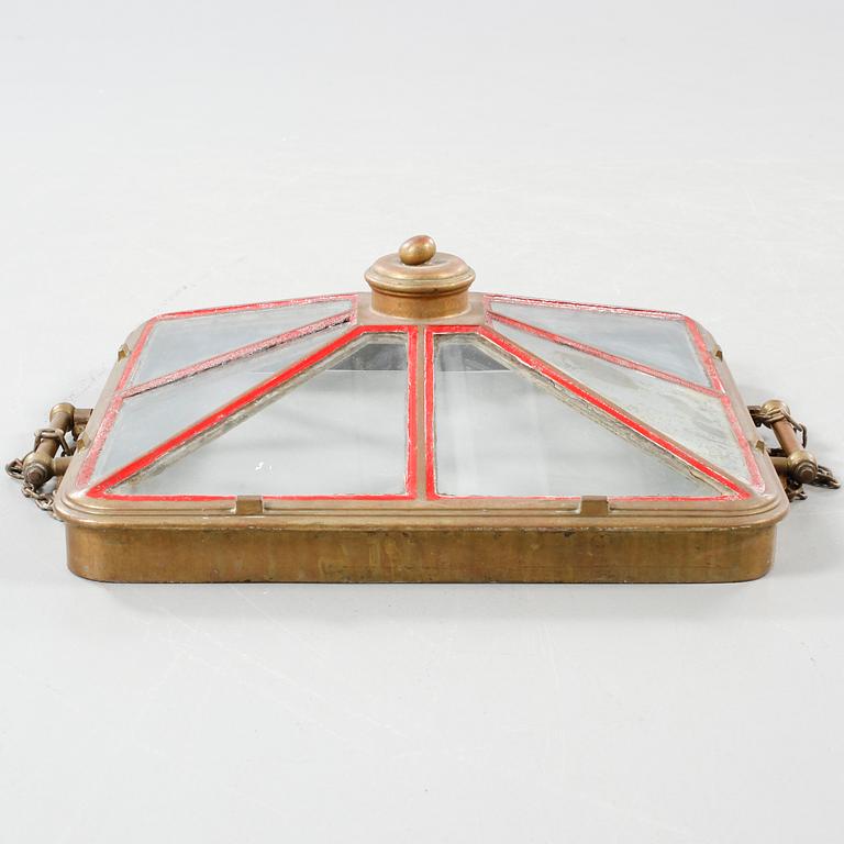 SKYLIGHT, enligt uppgift suttit på HMS Manligheten, sjösatt 1903.