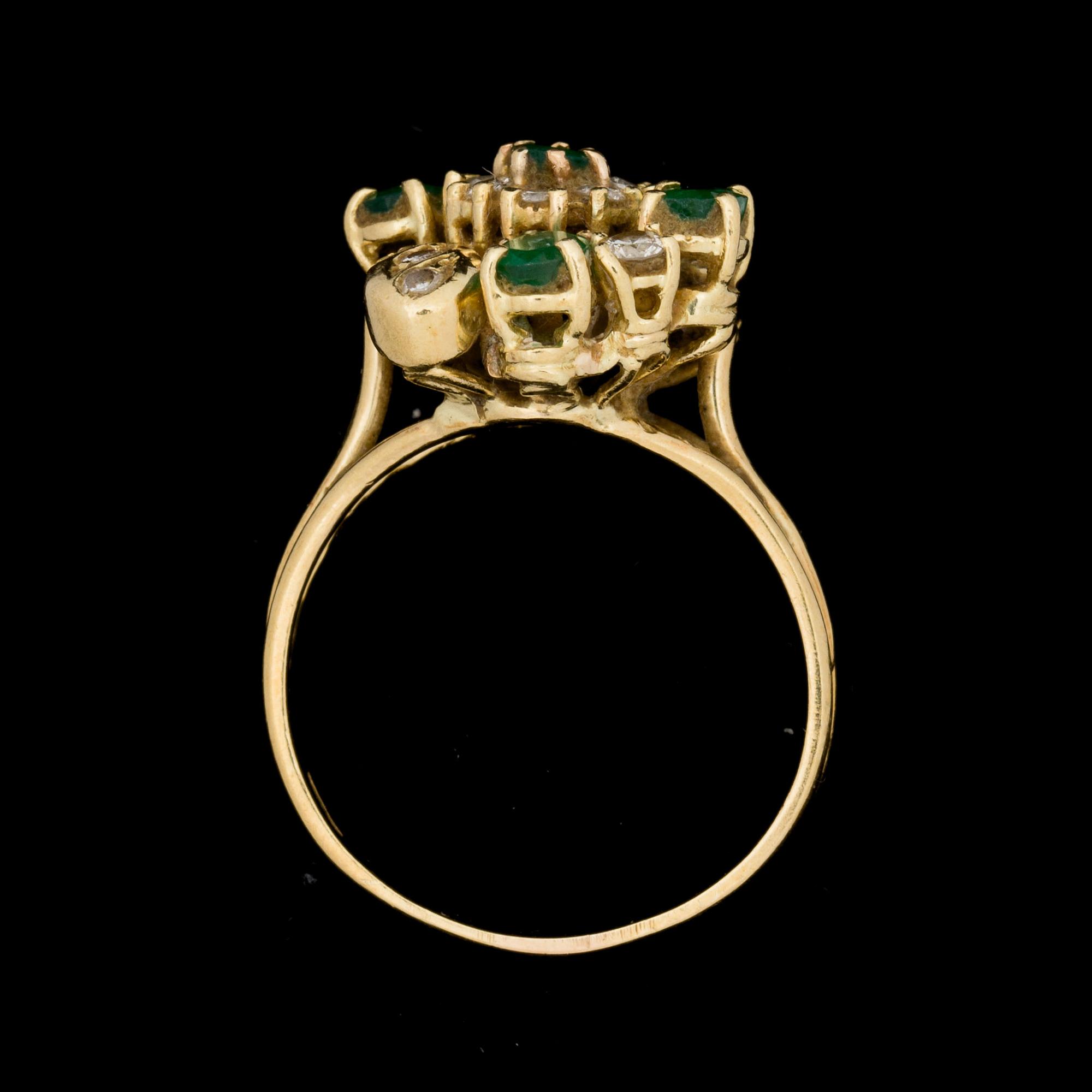 RING, 18k guld med smaragder och diamanter. Vikt ca 6g.