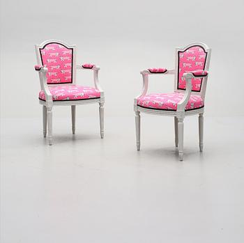 KARMSTOLAR, 2 st, gustaviansk stil, omkring 1900-talets mitt.