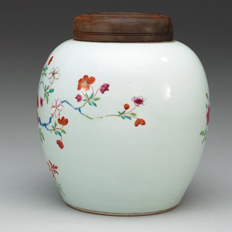 A famille rose jar, Qing dynasty, Qianlong (1736-95).