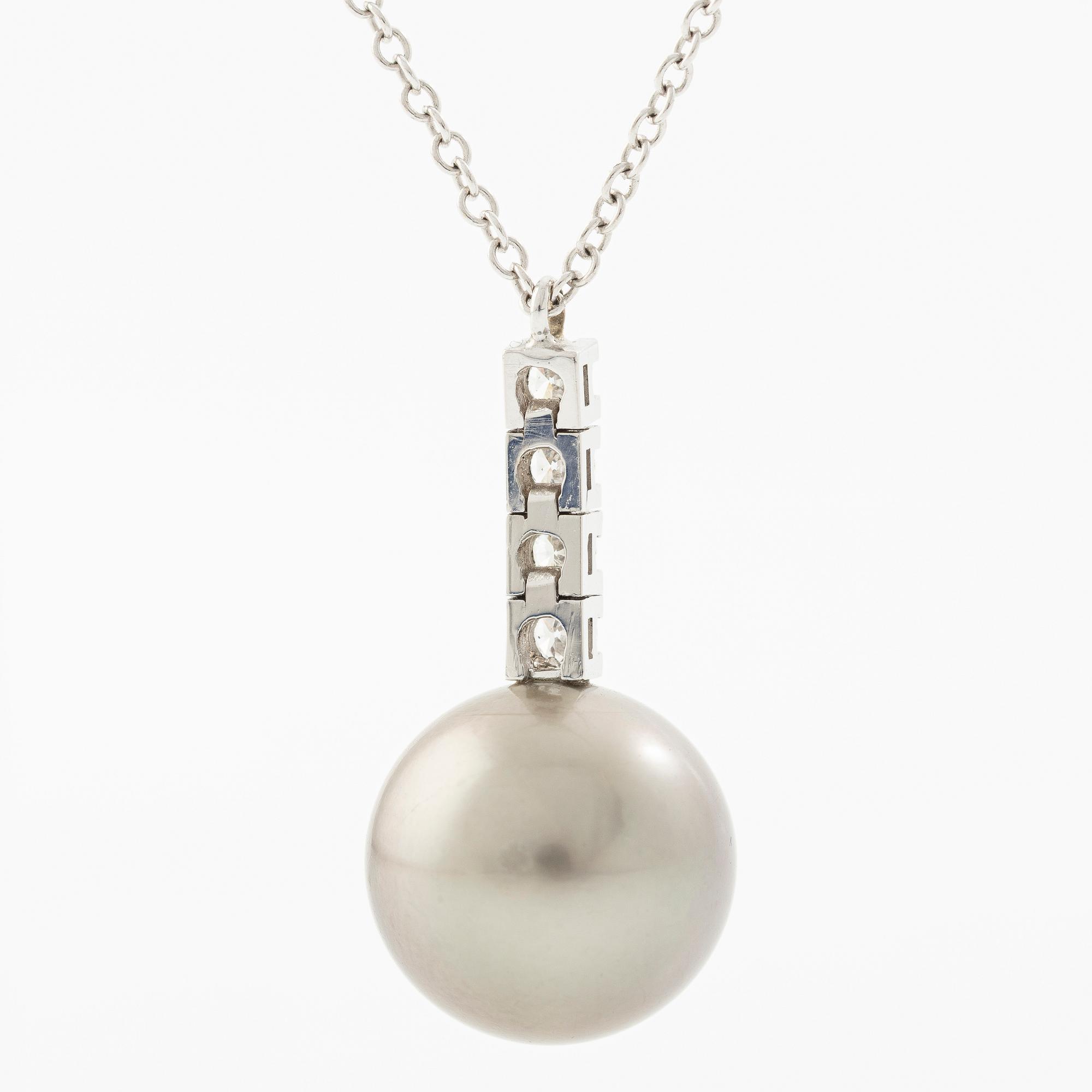Necklace 18K white gold with cultured Tahitian pearl and brilliant-cut diamonds.