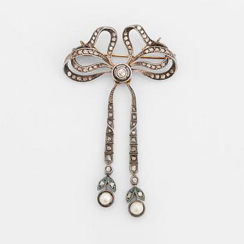 481. A 14K gold and silver brooch set with old- and rose-cut diamonds and two pearls.