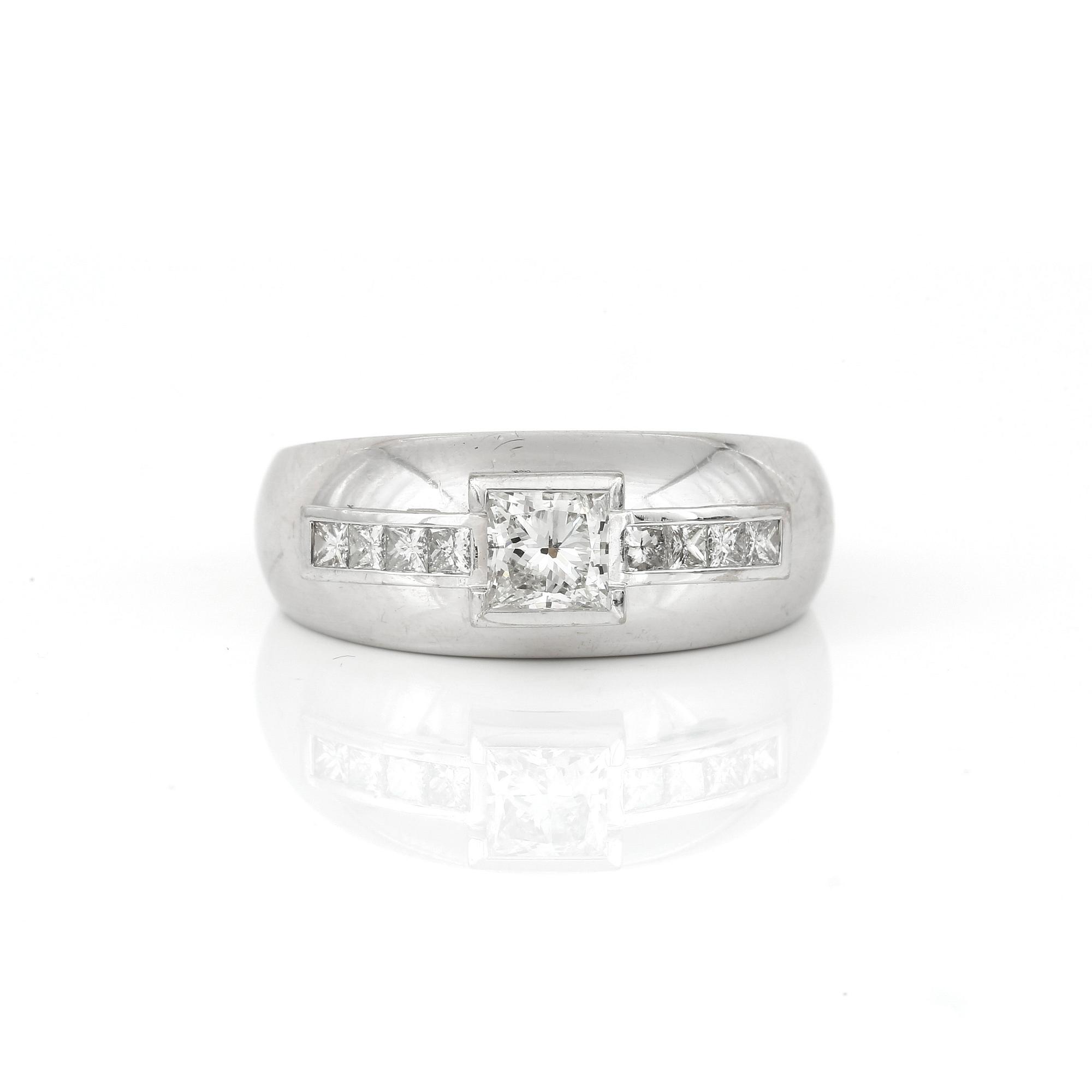 RING, 18K vitguld med prinsesslipade diamanter, tot ca 1,80 ct, Van Cleef & Arpels. Total vikt ca 10,81 g.