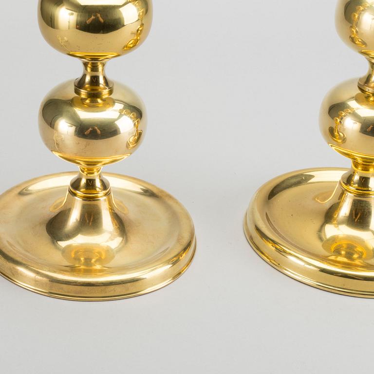 A PAIR OF BRASS TABLE LAMPS.