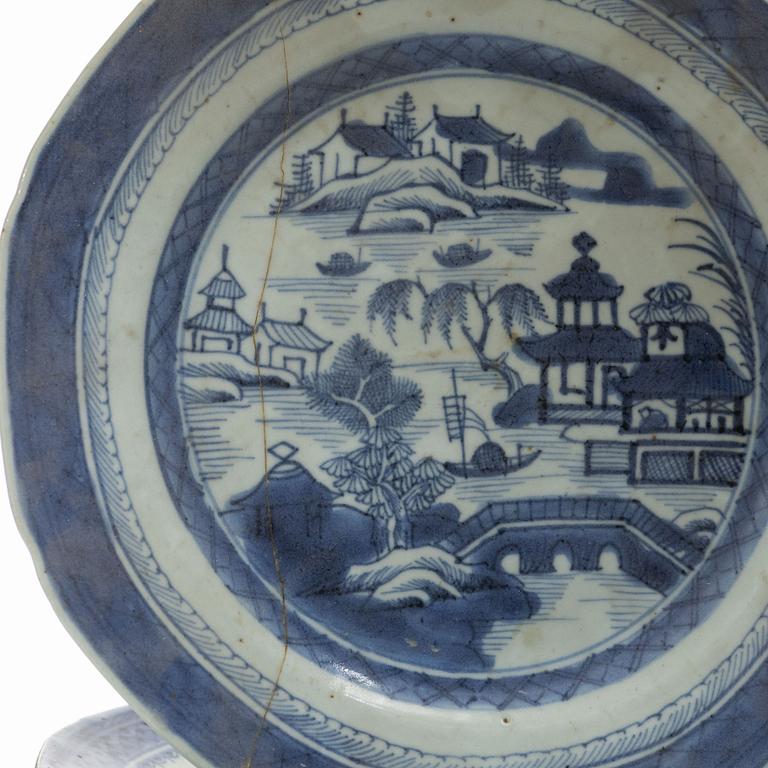 Tallrikar, 16 stycken, kompaniporslin, Kina, Qingdynastin, 1800-tal.