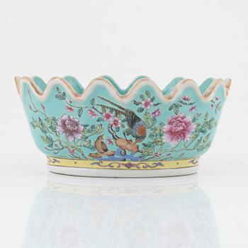 A porcelain bowl, China, Qing dynasty, late 19th century.