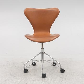 Arne Jacobsen, a model 'Seven' desk chair, Fritz Hansen, Denmark 2004.