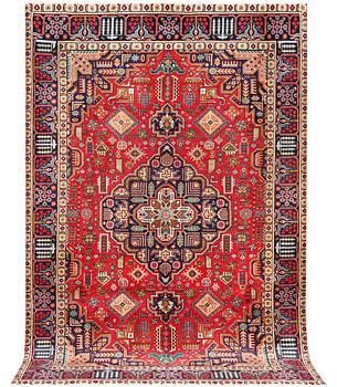 A Tabriz carpet, c. 296 x 185 cm.