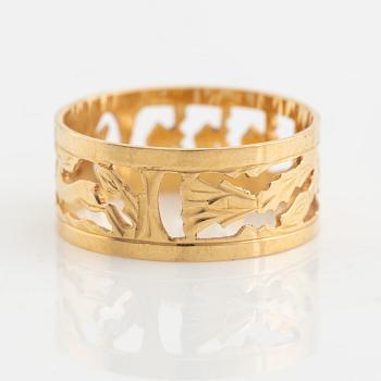 18K gold ring.