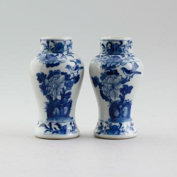 VASER, 1 par, porslin, ostindiska, sannolikt 1800-tal.