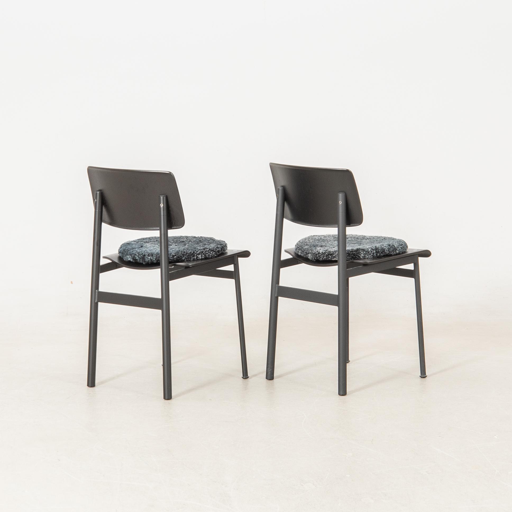 Thomas Bentzen, Stolar 4 st "Loft Chair" Muuto samtida, med dynor från Shepherd of Sweden.