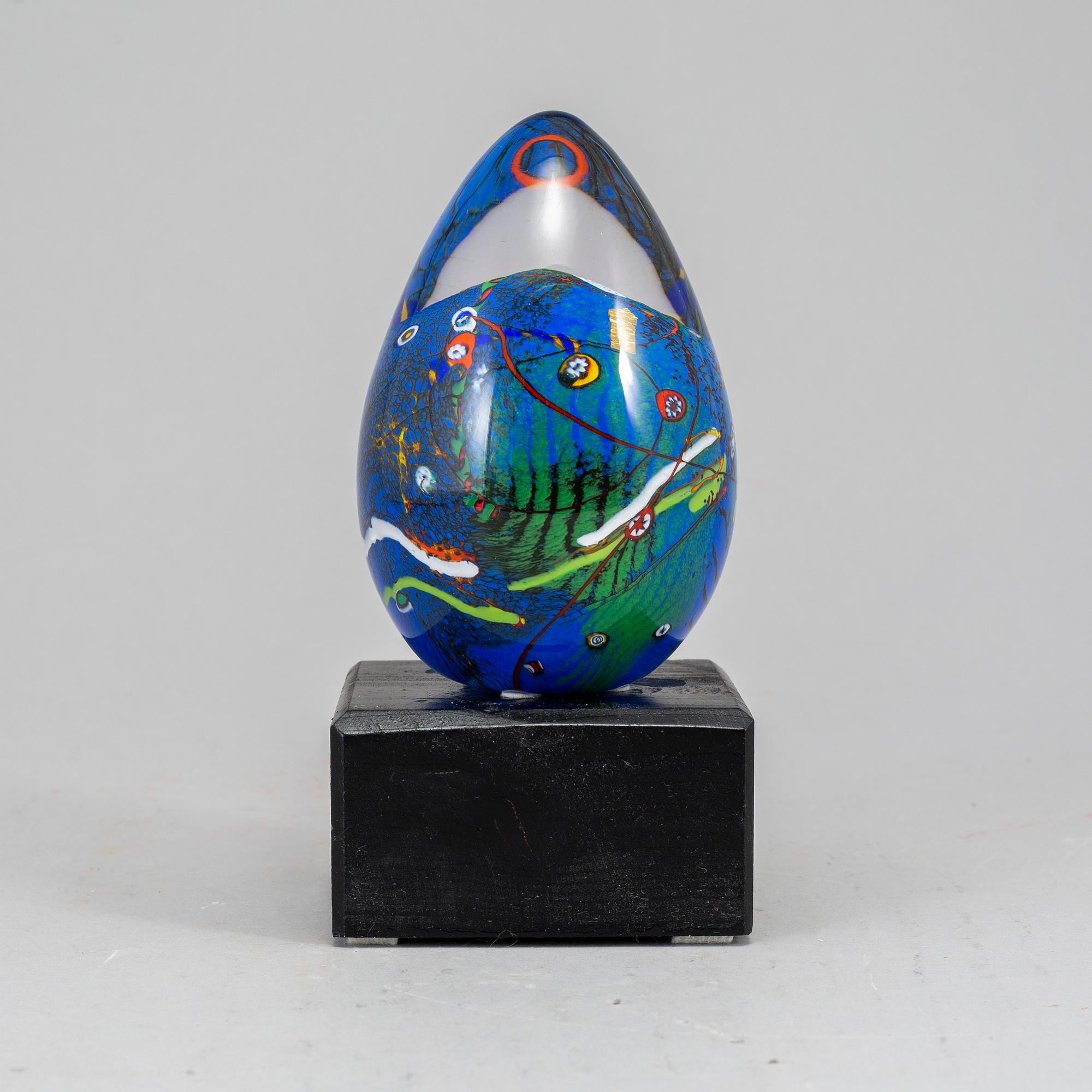 A J-E Reitzman glass sculpture of an Egg, Transjö, Sweden, 20th Century.