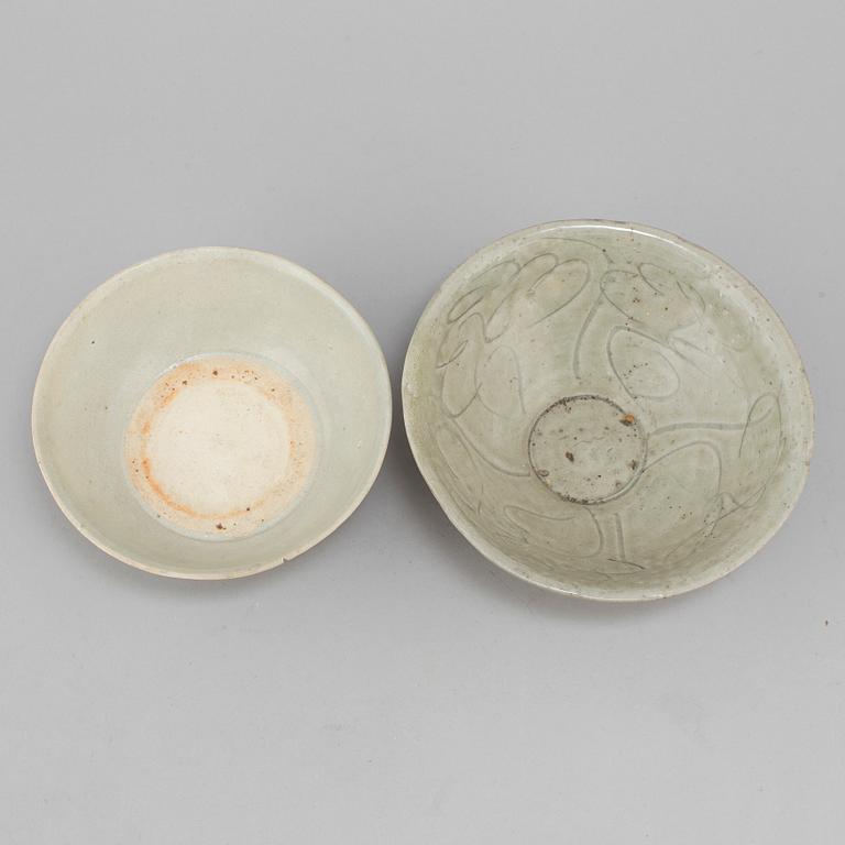 Two Chinese porcelain bowls, probably Ming.