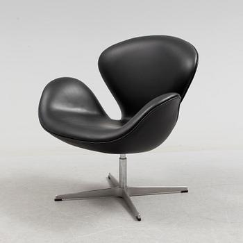 ARNE JACOBSEN, fåtölj, "Svanen", för Fritz Hansen 2001.