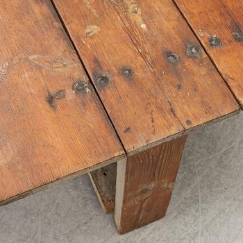 A drop-leaf table, 19th century.