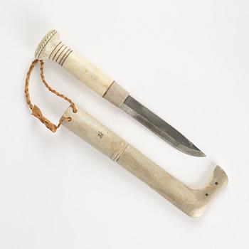 A reindeer horn knife by Sven-Erik Lampinen.