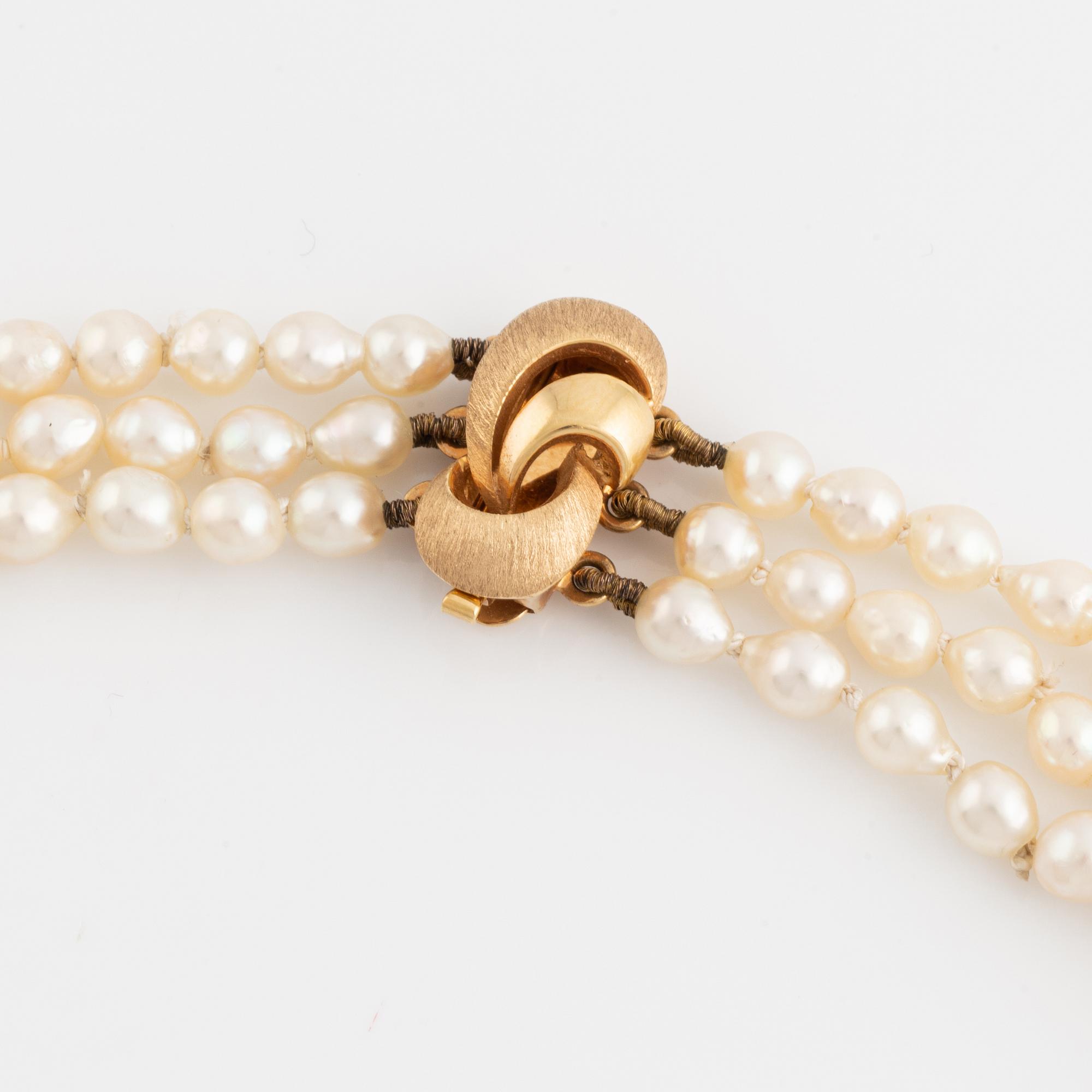 Cultured three strand pearl necklace. Clasp 18K gold.