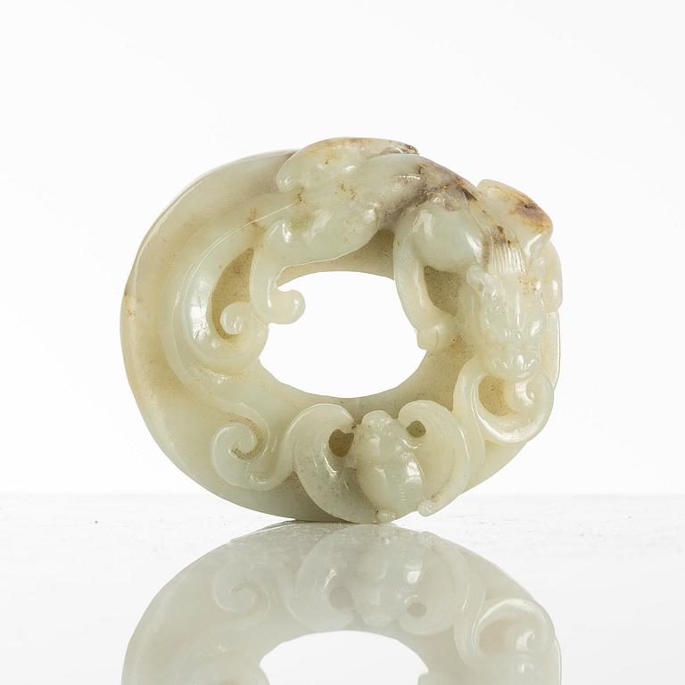 A scultpured nephrite object, Qing dynasty, circa 1900.