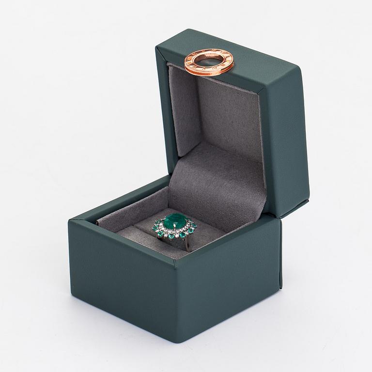 Ring, 14K vitguld, smaragder ca 3.89 ct totalt och diamanter ca 0.61 ct totalt. IGI-certifikat.