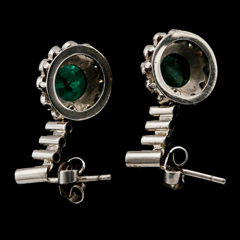 ÖRHÄNGEN, ett par 18k vitguld, 2 briljantslipade diamanter, 30 små diamanter och 2 cabochonslipade smaragader. Vikt 6g.