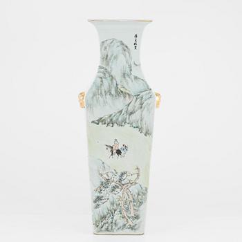 A Chinese porcelain vase, early 20th Century.