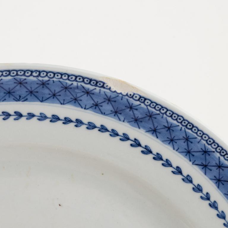 A pair of Chinese export blue and white porcelain dishes, Qing dynasty, Jiaqing (1796-1820).