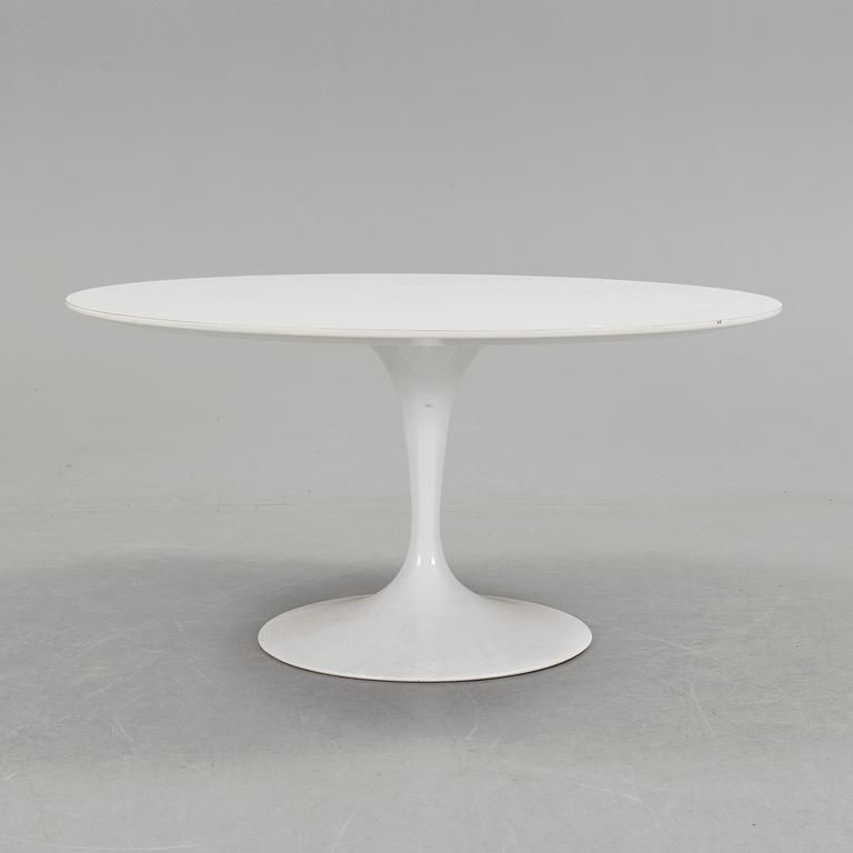 A "Tulip" table, designed by Eero Saarinen. Produced by Knoll International.