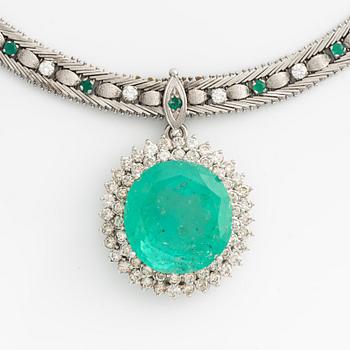 White gold necklace with large emerald and brilliant-cut diamonds.