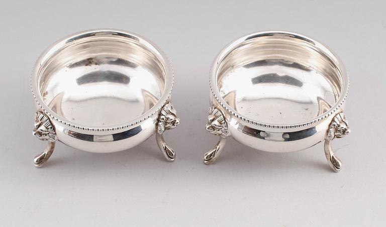 SALTKAR, 1 par, silver, otydliga stämplar, möjligen Frankrike,  omkring år 1900. Total vikt ca 131 g.