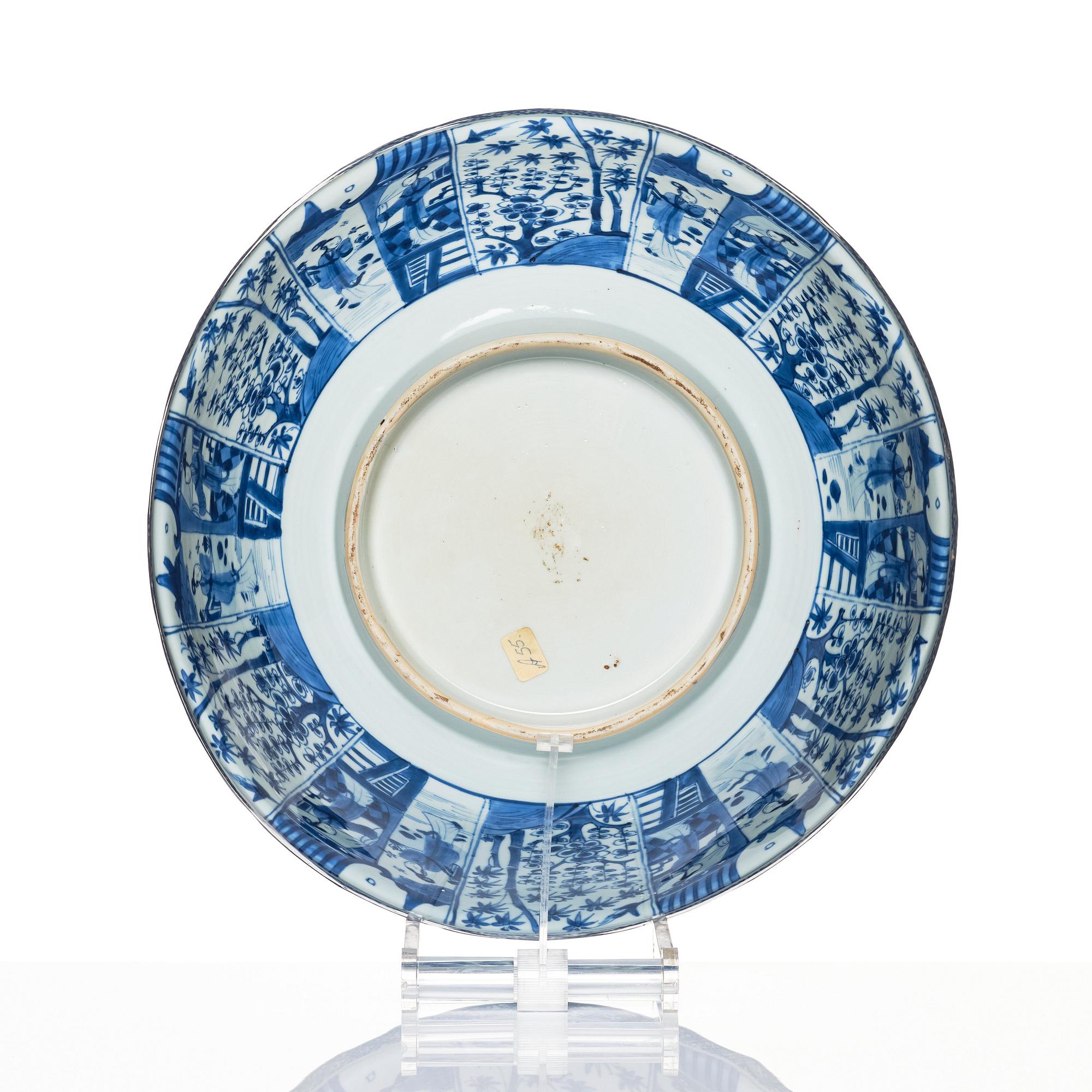 A large blue and white bowl, Qing dynasty, Kangxi (1662-1722).