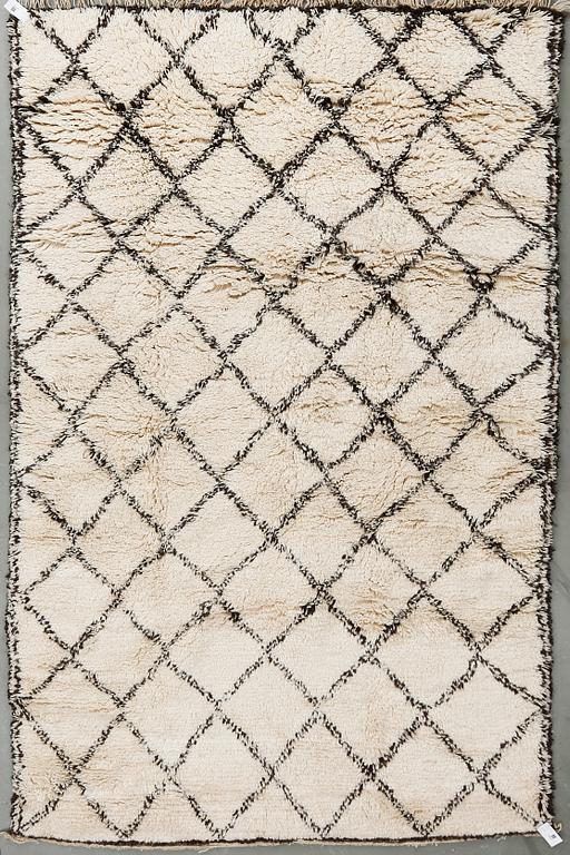 MATTA, Beni Ourain. Ca 290x185 cm.