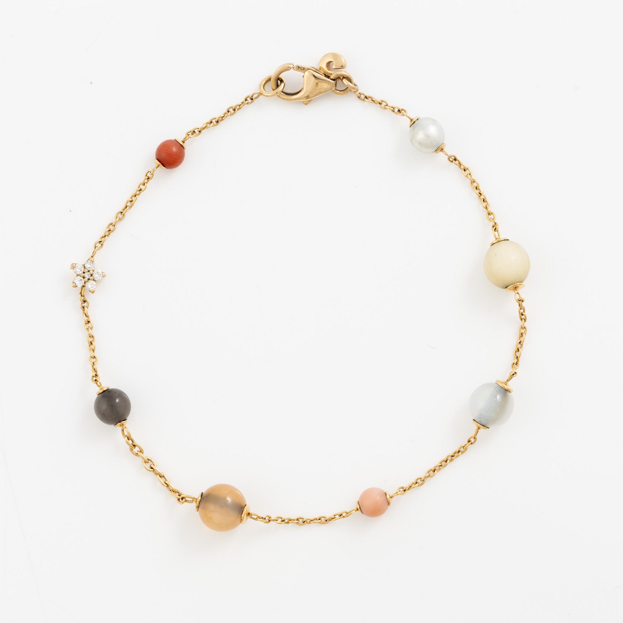 Ole Lynggaard, armband, "Shooting stars bracelet"18K guld med bland annat pärla, korall och stjärnmönster med briljantslipade diamanter.