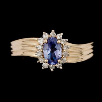 RING, 14k guld med tanzanit och briljantslipade diamanter. 2000-tal. Vikt 3,1g.