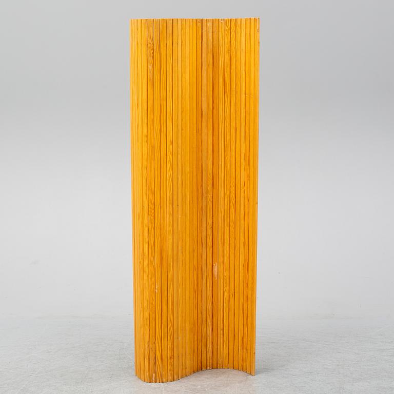 ALVAR AALTO, A pinewood screen, for Artek, Finland. Late 20th century.