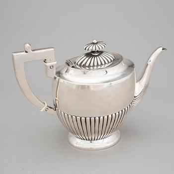 KAFFEKANNA, silver, St Petersburg, 1820-tal. Total vikt 435 g.