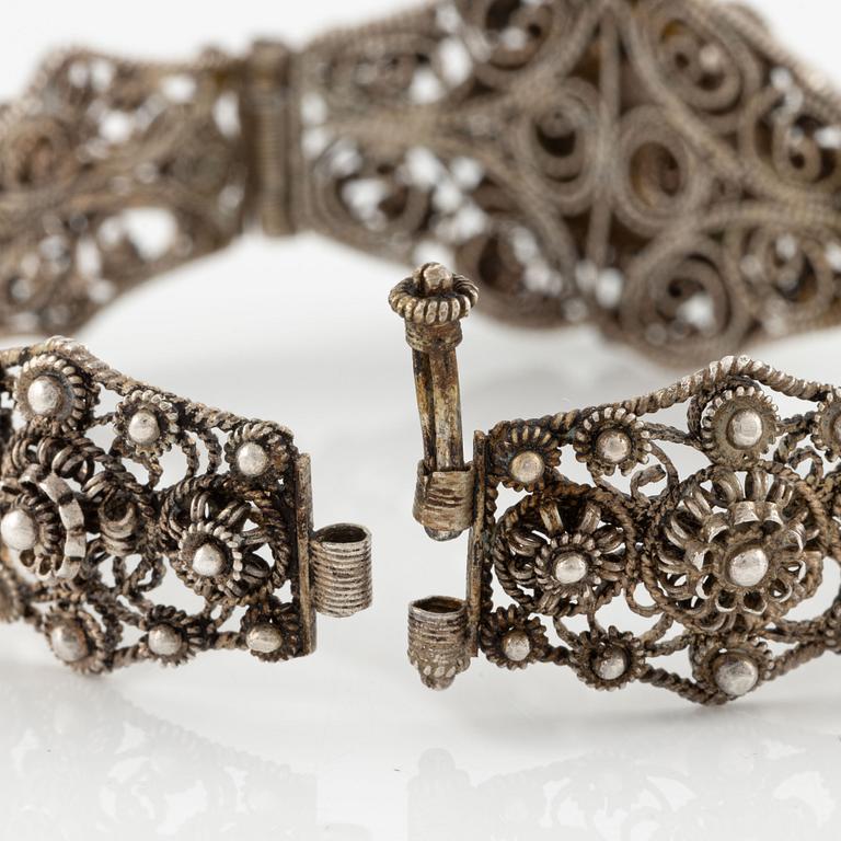 Armring samt armband, dekor av filigran, silver.