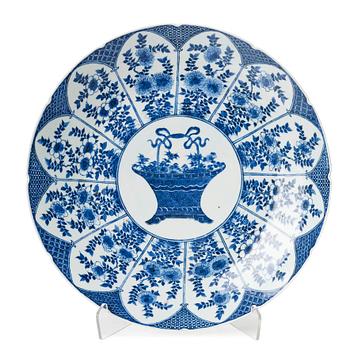 A blue and white dish, late Qing dynasty.