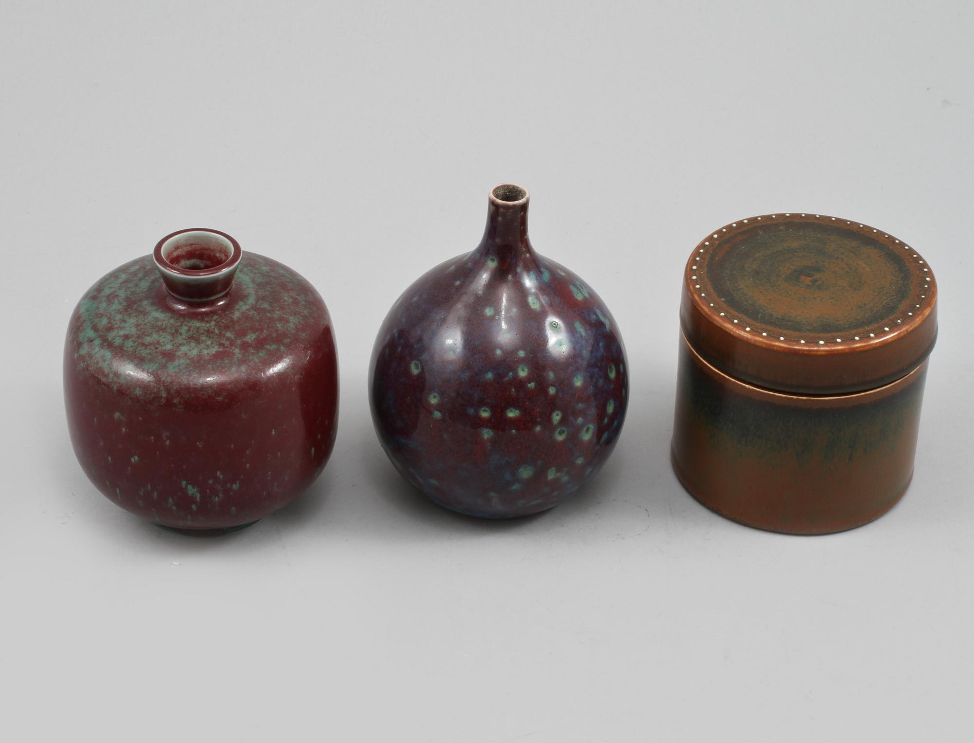 VASER, 2 st, samt LOCKASK, stengods, bl a Stig Lindberg, Gustavsbergs studio, 1900-talets andra hälft.