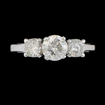 RING, 14K vitguld, 3 briljantslipade diamanter tot ca 1.25 ct.