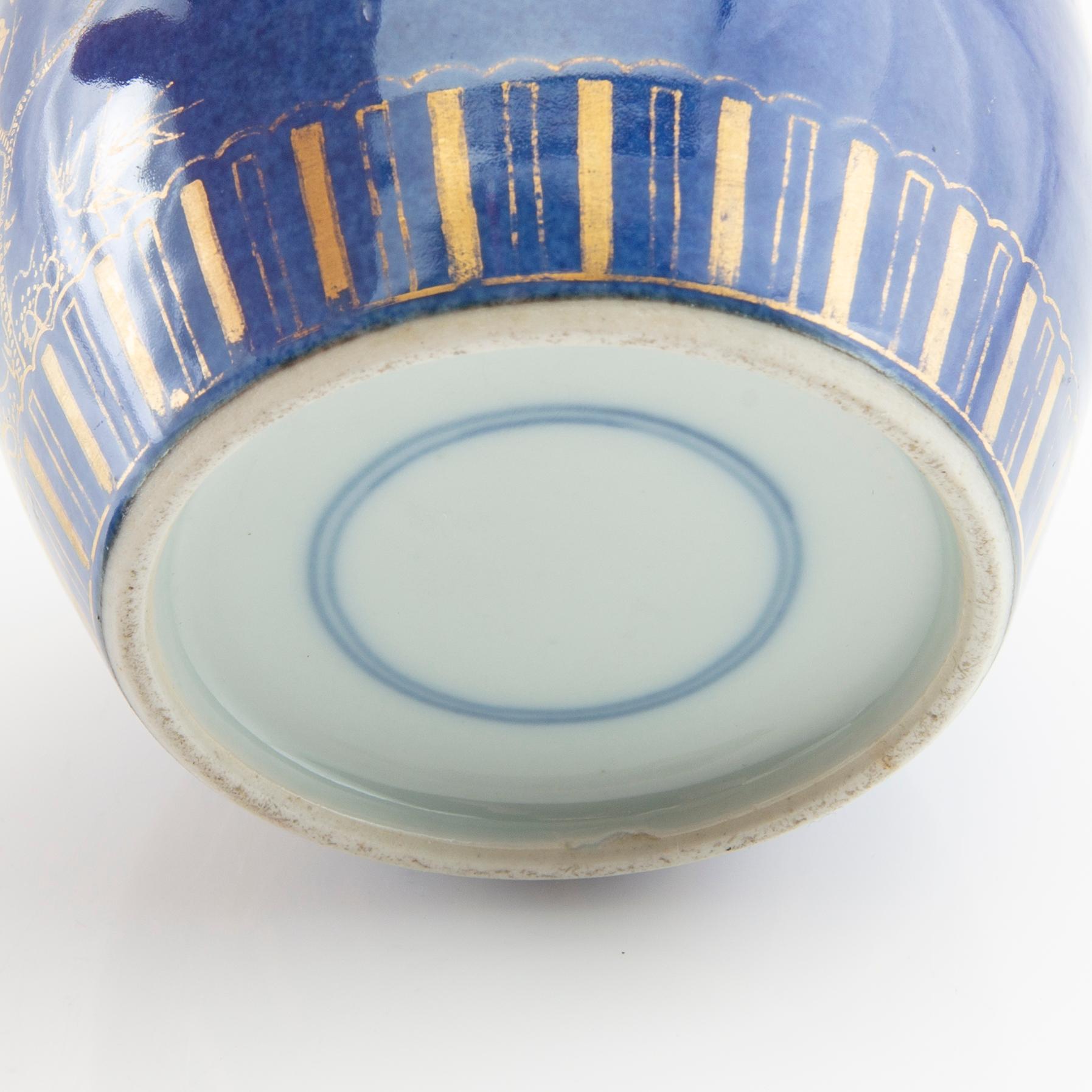 Lock urn China Kangxi style circa 1900 porcelain.