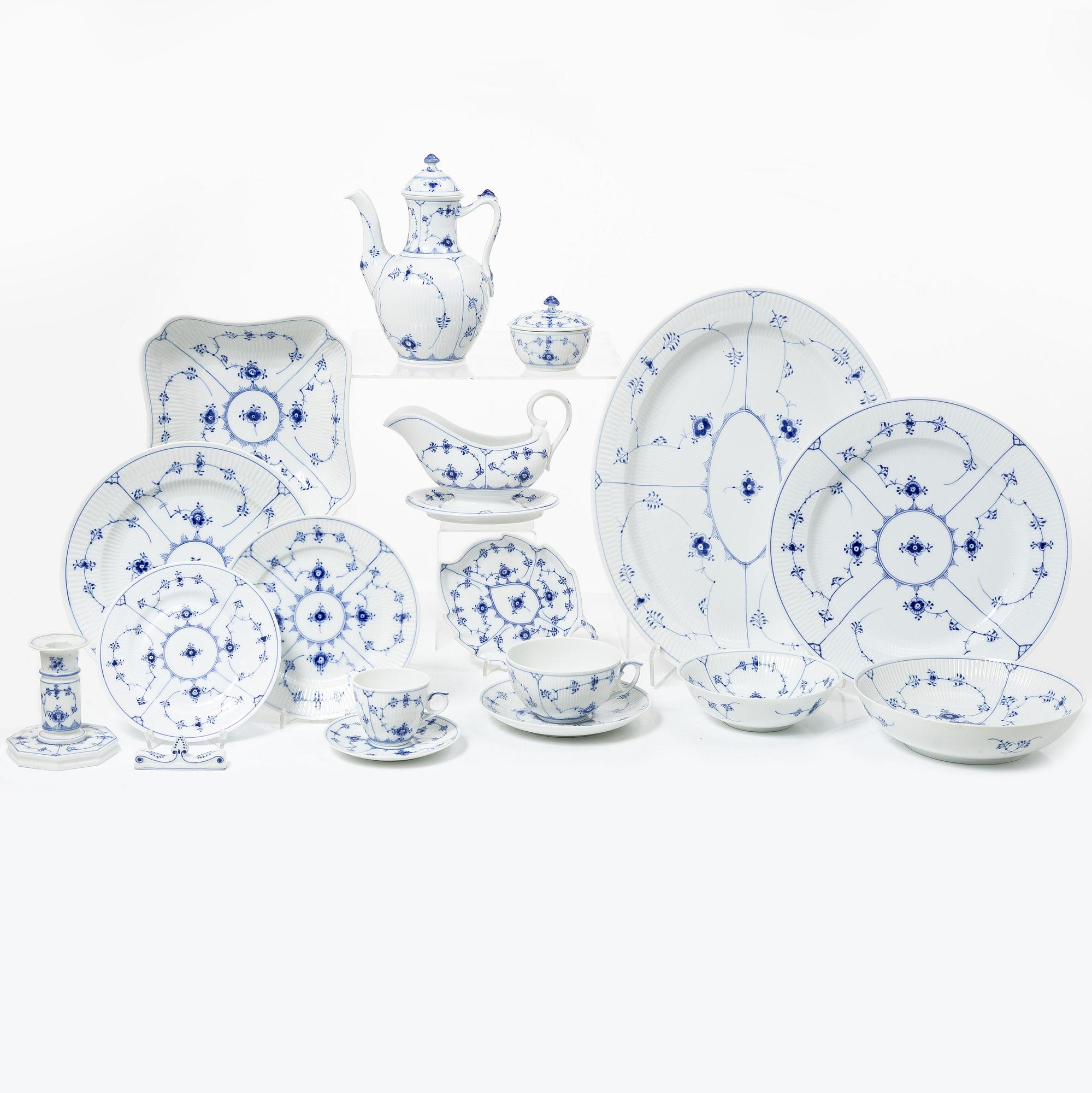 Royal Copenhagen, Servis, 49 delar, porslin, "Musselmalet riflet",
