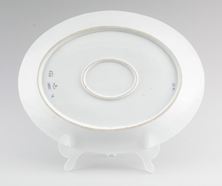 SERVERINGSFAT, 2 st, porslin, "Musselmalet", Royal Copenhagen.