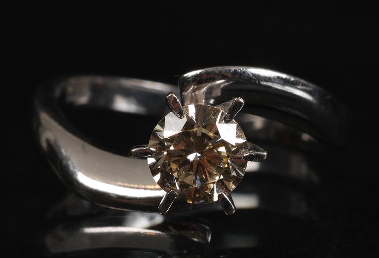 RING, 14 K vitguld med briljantslipad diamant, ca 0,90 ct.