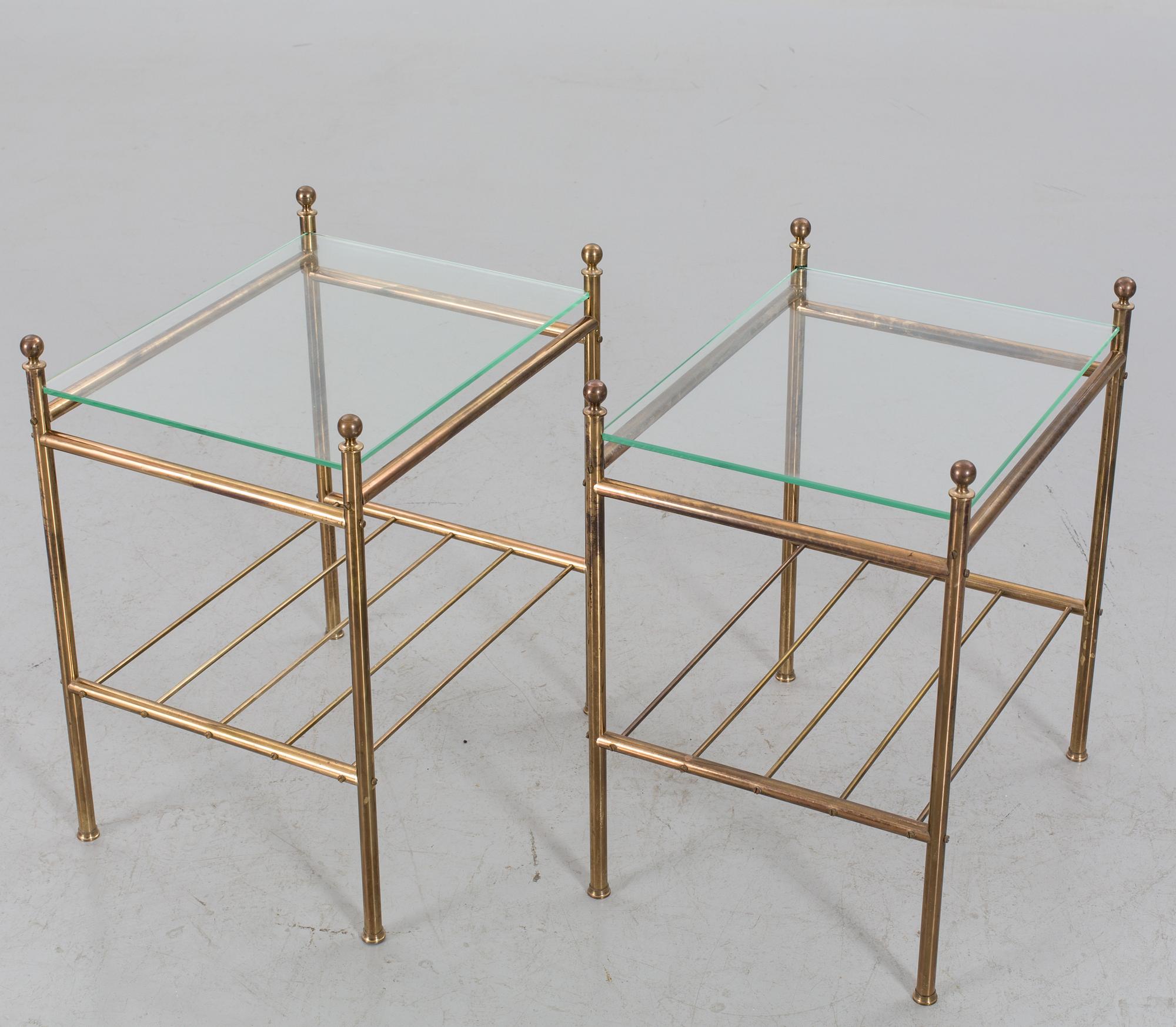SÄNGBORD ETT PAR, mässing och glas, 1900-talets senare del.
