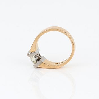RING, 18K två färgad guld med briljantslipad diamant, ca 0,61 ct, Stockholm, 2000. Total vikt ca 8,59 g.