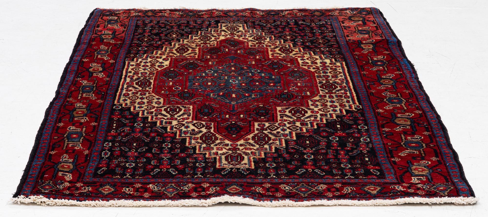 A Senneh rug, a. 159 x 117 cm.