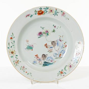 Tallrikar, tre stycken, porslin. Qingdynastin, 1700-tal.