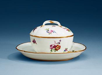 1361. A Sèvres tureen with cover and stand, painte's signature for Bined (1750-1775).
