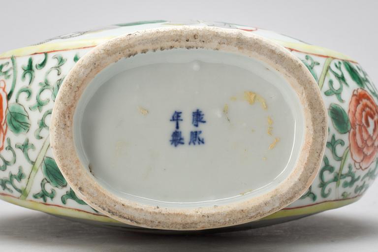 PILGRIMSFLASKA, porslin. Kina sen Qing.