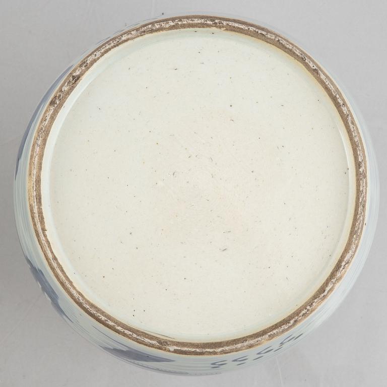 A pair of Chinese porcelain pots, 19th/20th century.